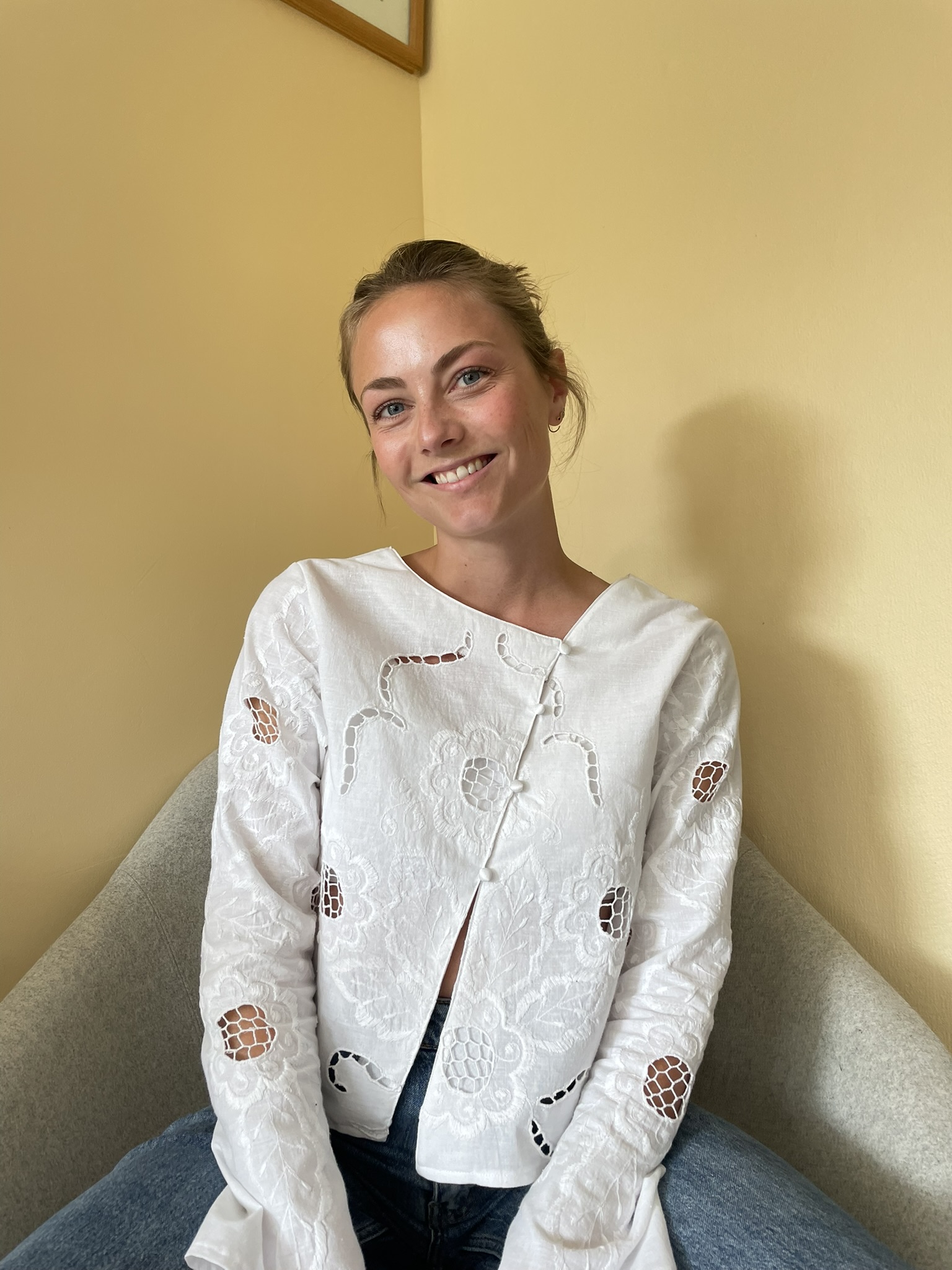 Billede af mig iført min Bella bluse, som sælges som symønster