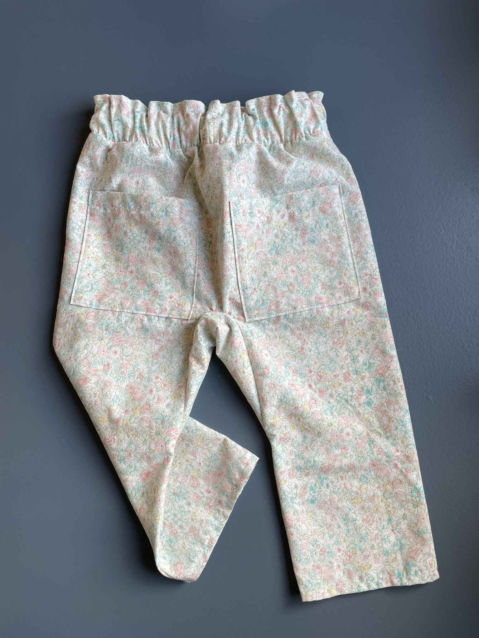 Billede af opskriftens design som et et par babybukser med lommer bagpå