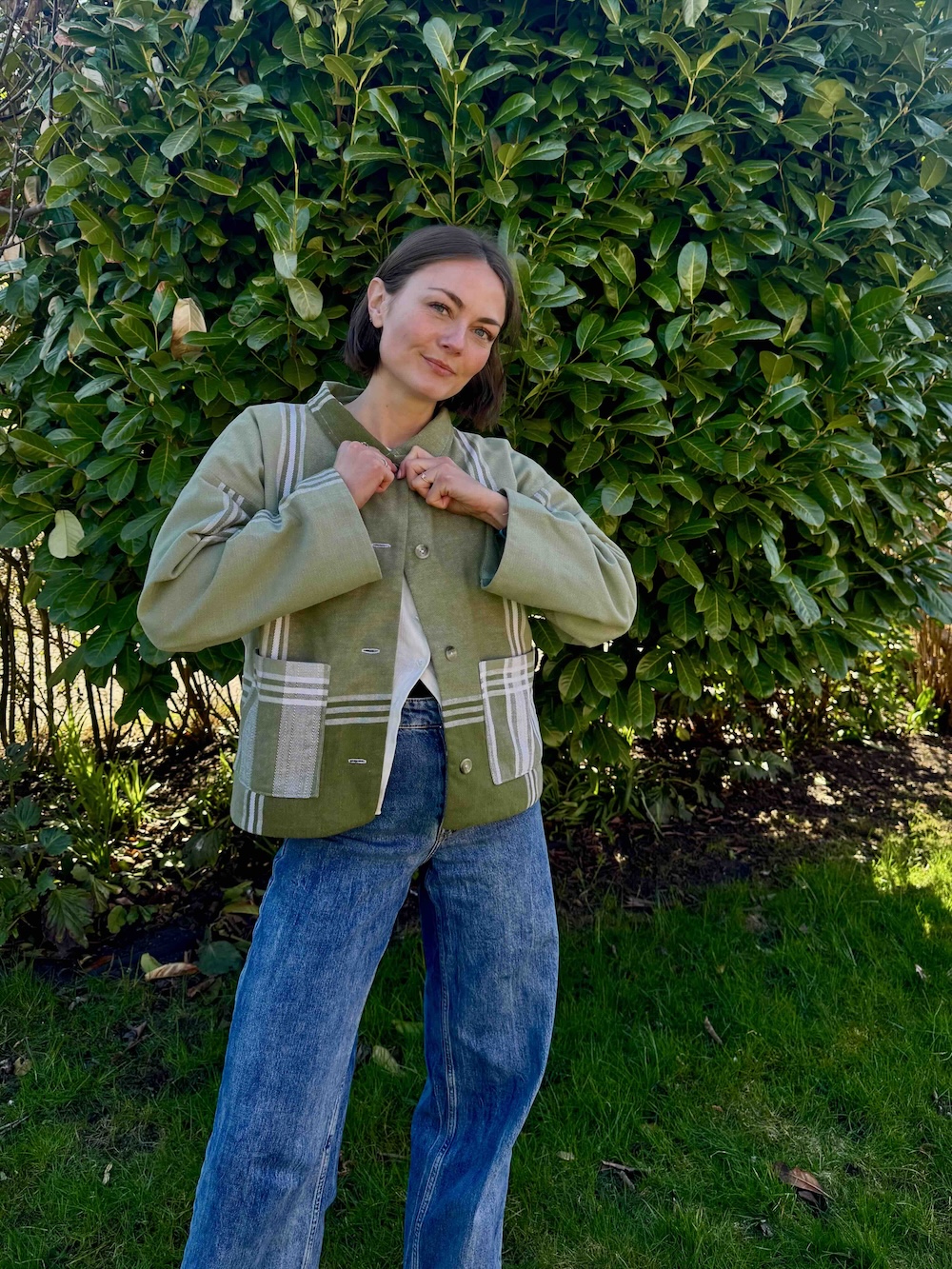 Billede af mig (en kvinde) i mit jakkemønster Celia. Den er grøn og knapper med en lille krave.