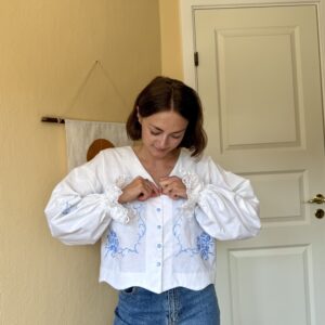 Hvid og blå daisy bluse