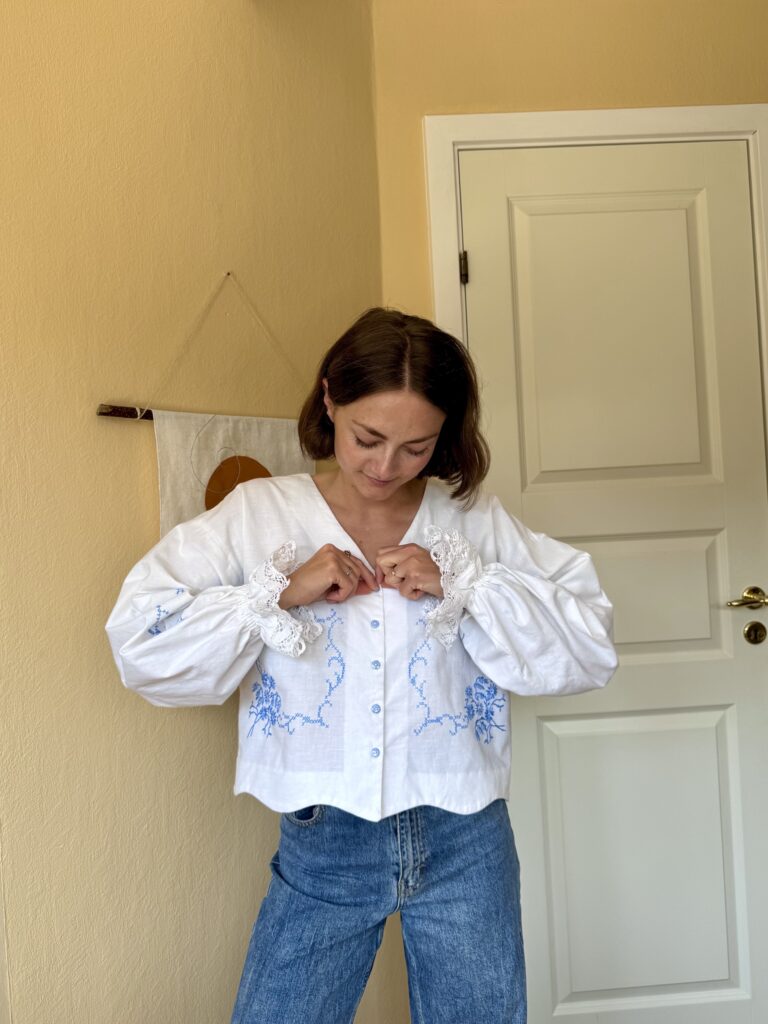 Hvid og blå daisy bluse